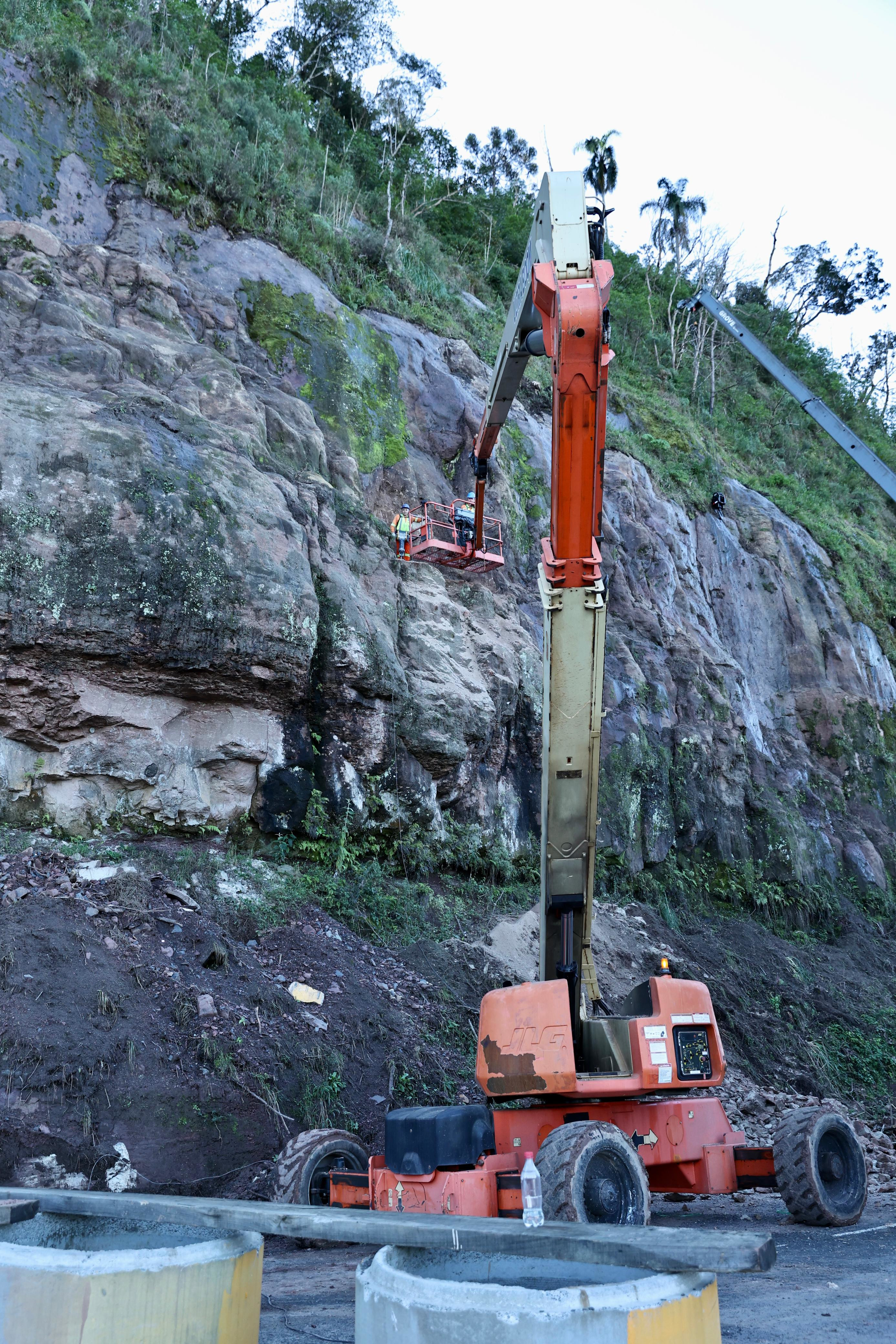 Serviços de contenção de taludes na PRC-466 em União da Vitória