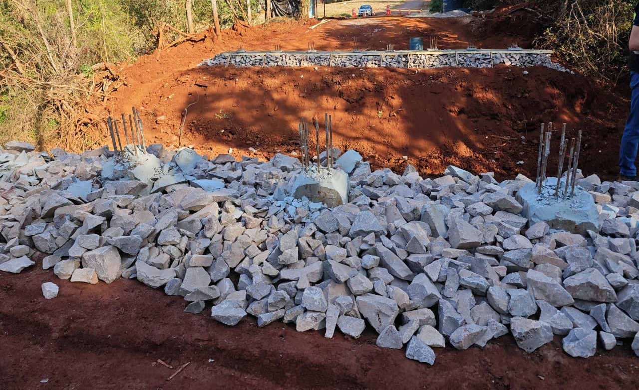 Serviços na nova ponte sobre o Rio Melissa na PR-180 em Cascavel