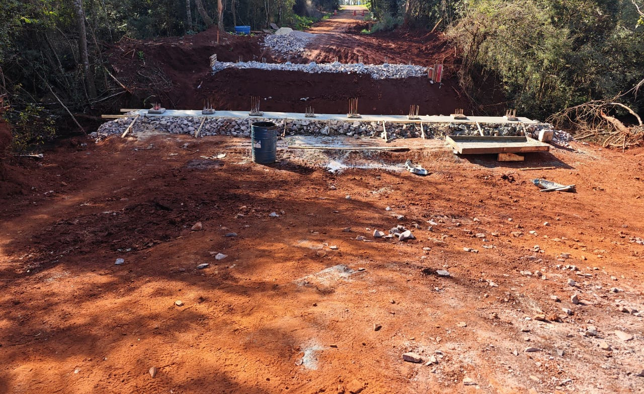 Serviços na nova ponte sobre o Rio Melissa na PR-180 em Cascavel
