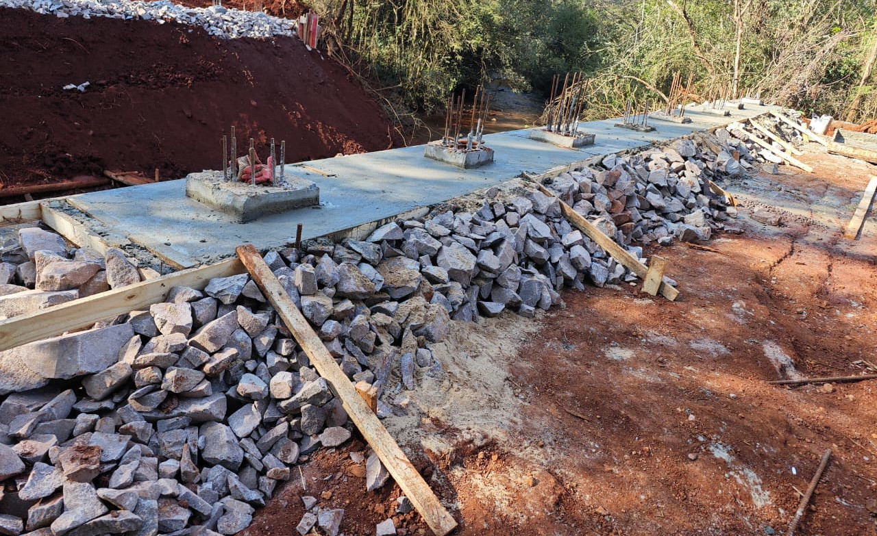 Serviços na nova ponte sobre o Rio Melissa na PR-180 em Cascavel