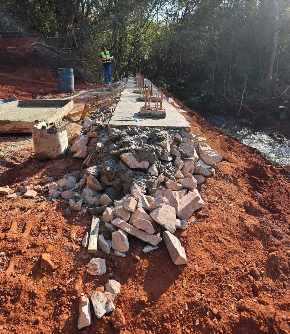 Serviços na nova ponte sobre o Rio Melissa na PR-180 em Cascavel