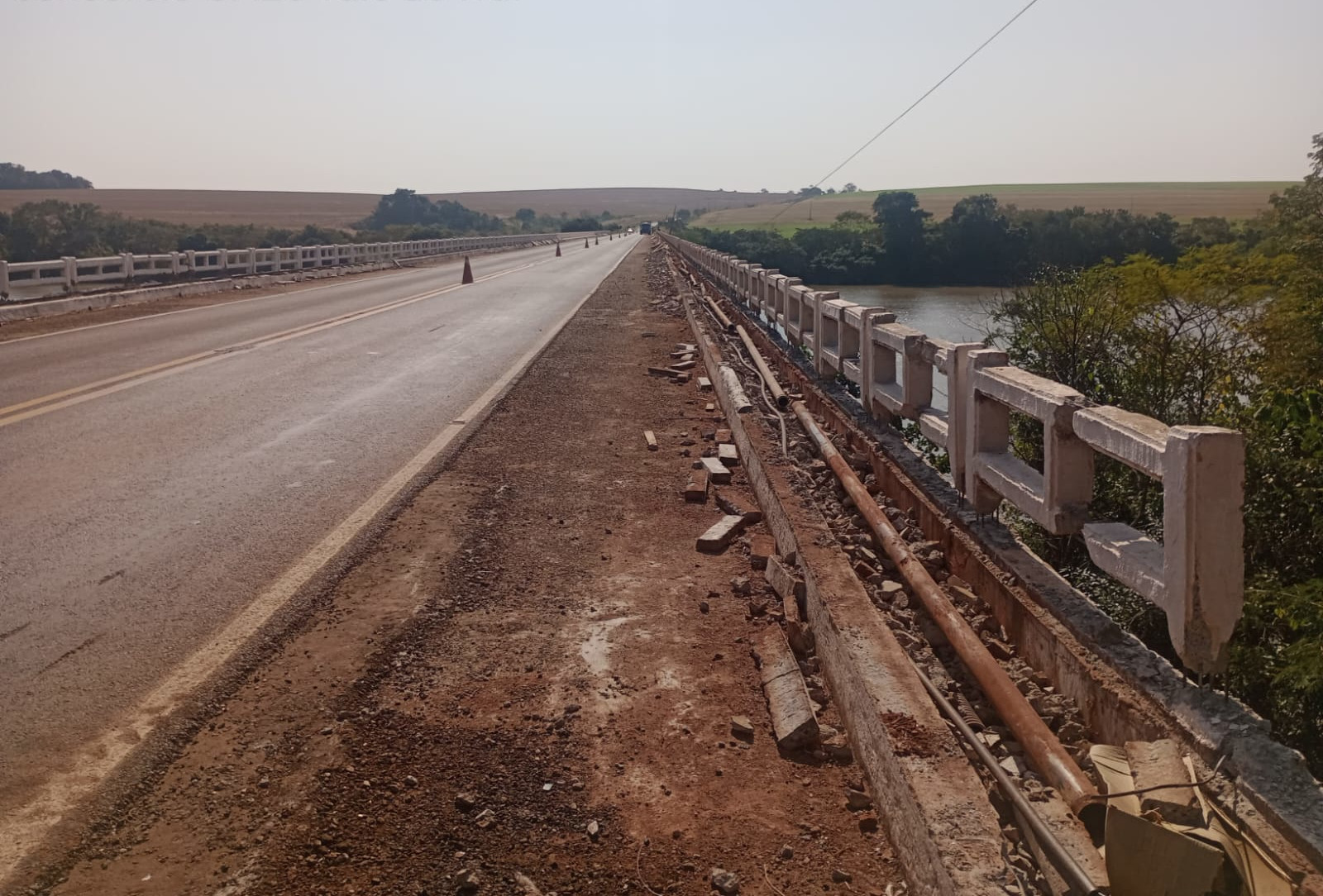 Serviços de conservação na ponte sobre o Rio Ivaí na PR-457