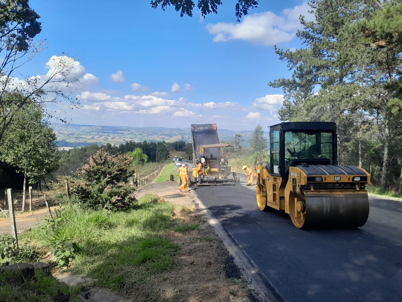 Serviços de conservação na PRC-487 e PR-239 entre Cândido de Abreu e Reserva