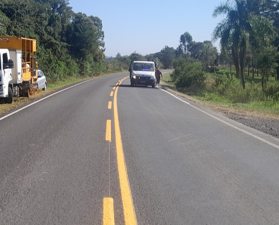 Serviços de conservação na PRC-487 e PR-239 entre Cândido de Abreu e Reserva