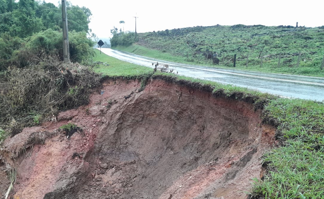 PR-092 em Rio Branco do Sul - erosão próximo à pista