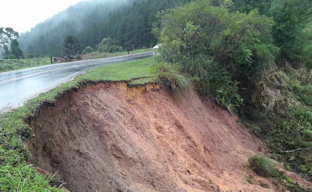 PR-092 em Rio Branco do Sul - erosão próximo à pista