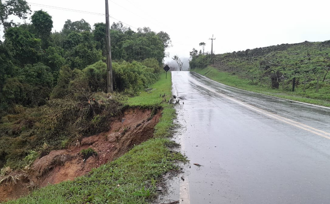 PR-092 em Rio Branco do Sul - erosão próximo à pista
