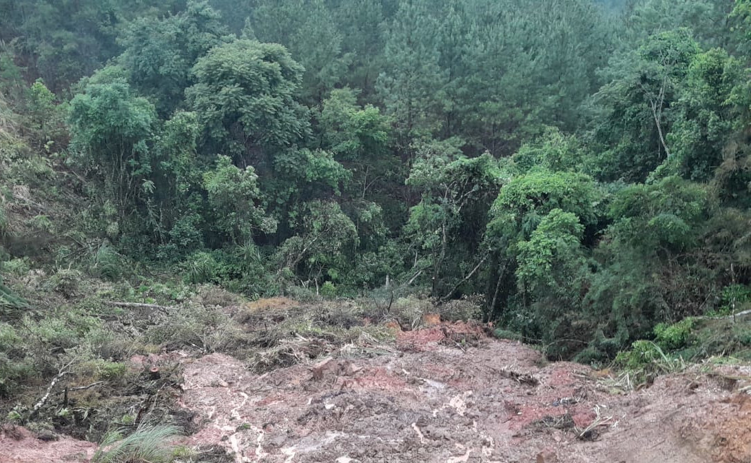 PR-092 em Rio Branco do Sul - erosão próximo à pista