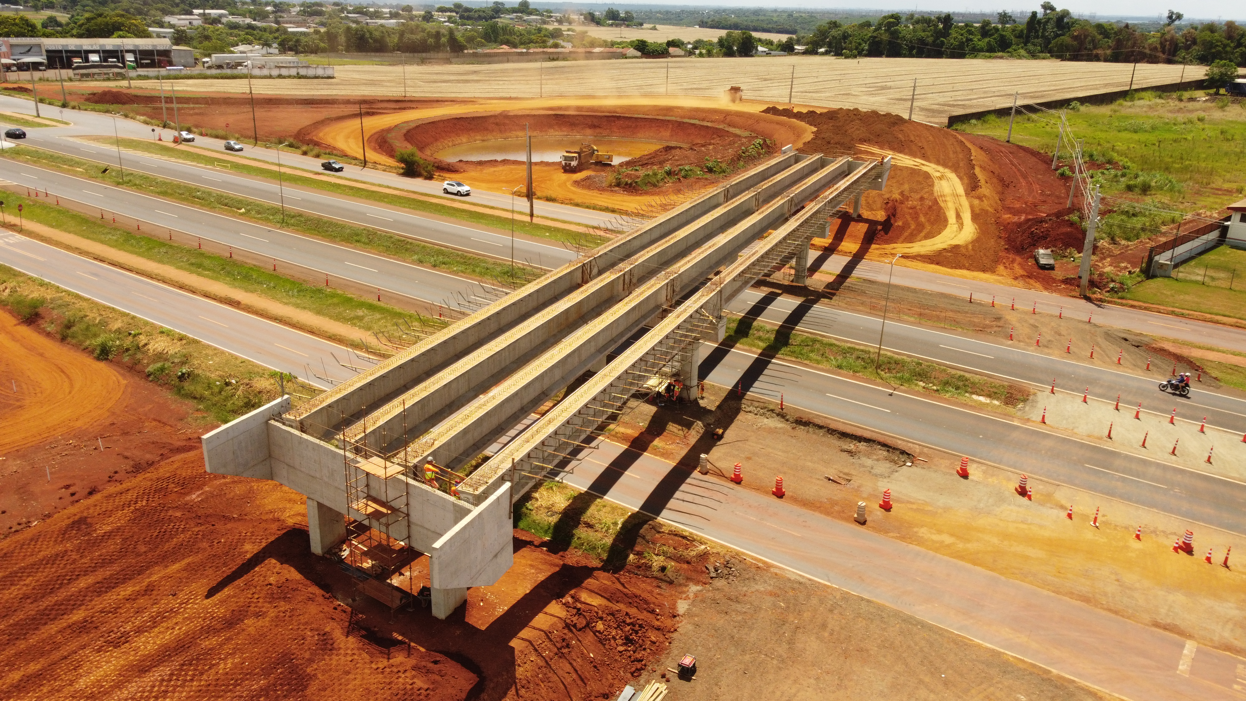 BR-277 novo viaduto após receber vigas longarinas