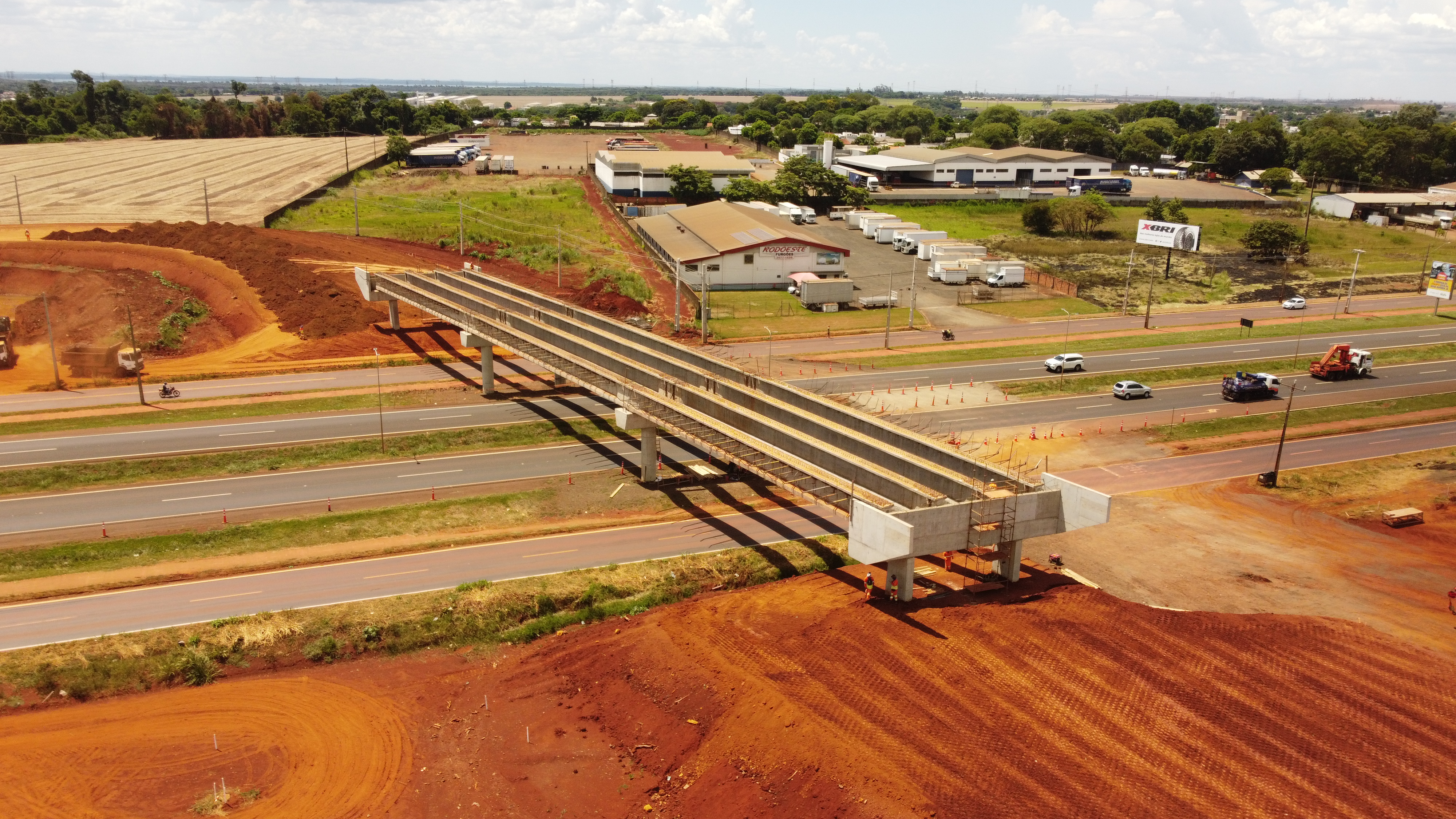 BR-277 novo viaduto após receber vigas longarinas