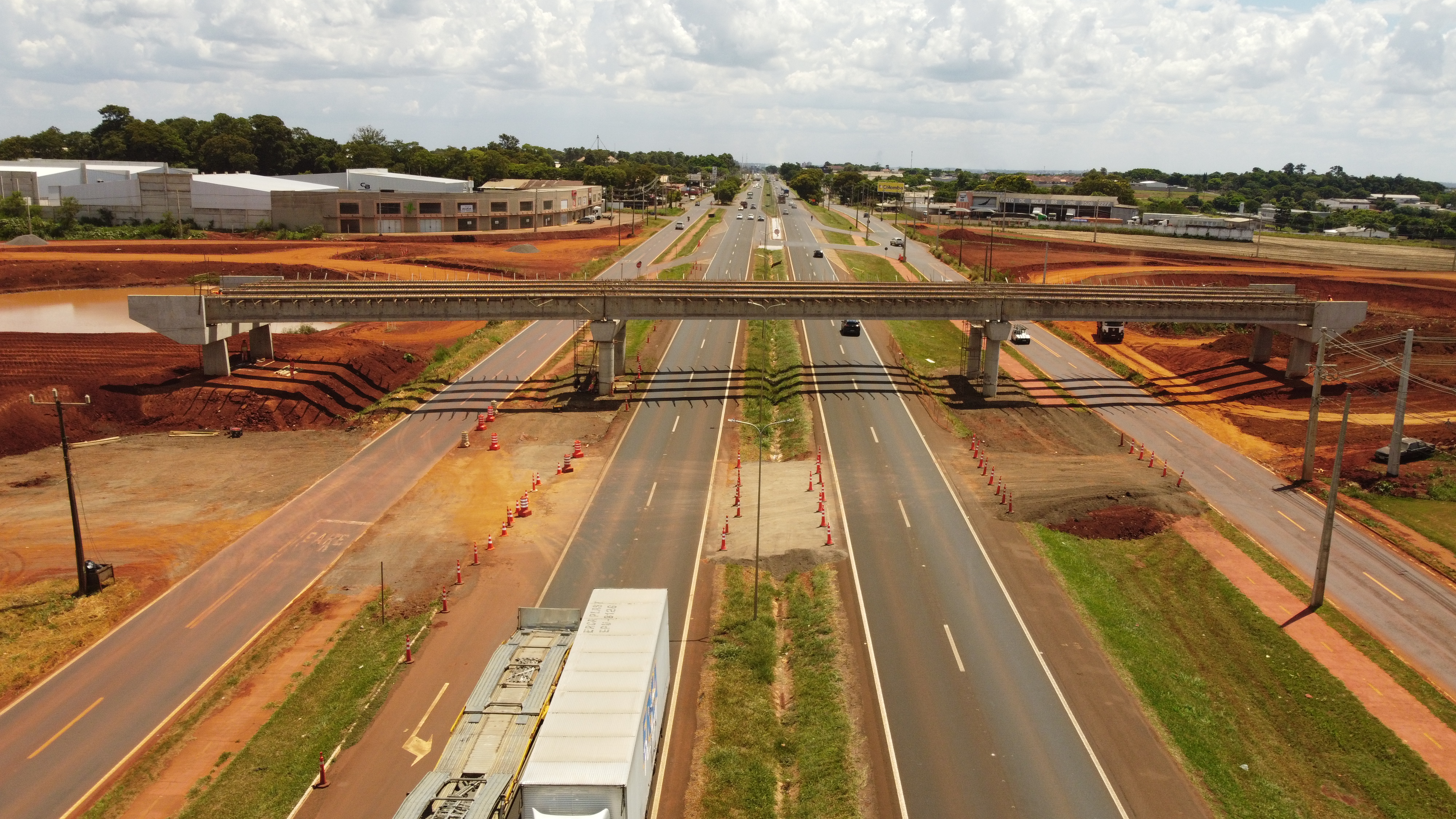 BR-277 novo viaduto após receber vigas longarinas