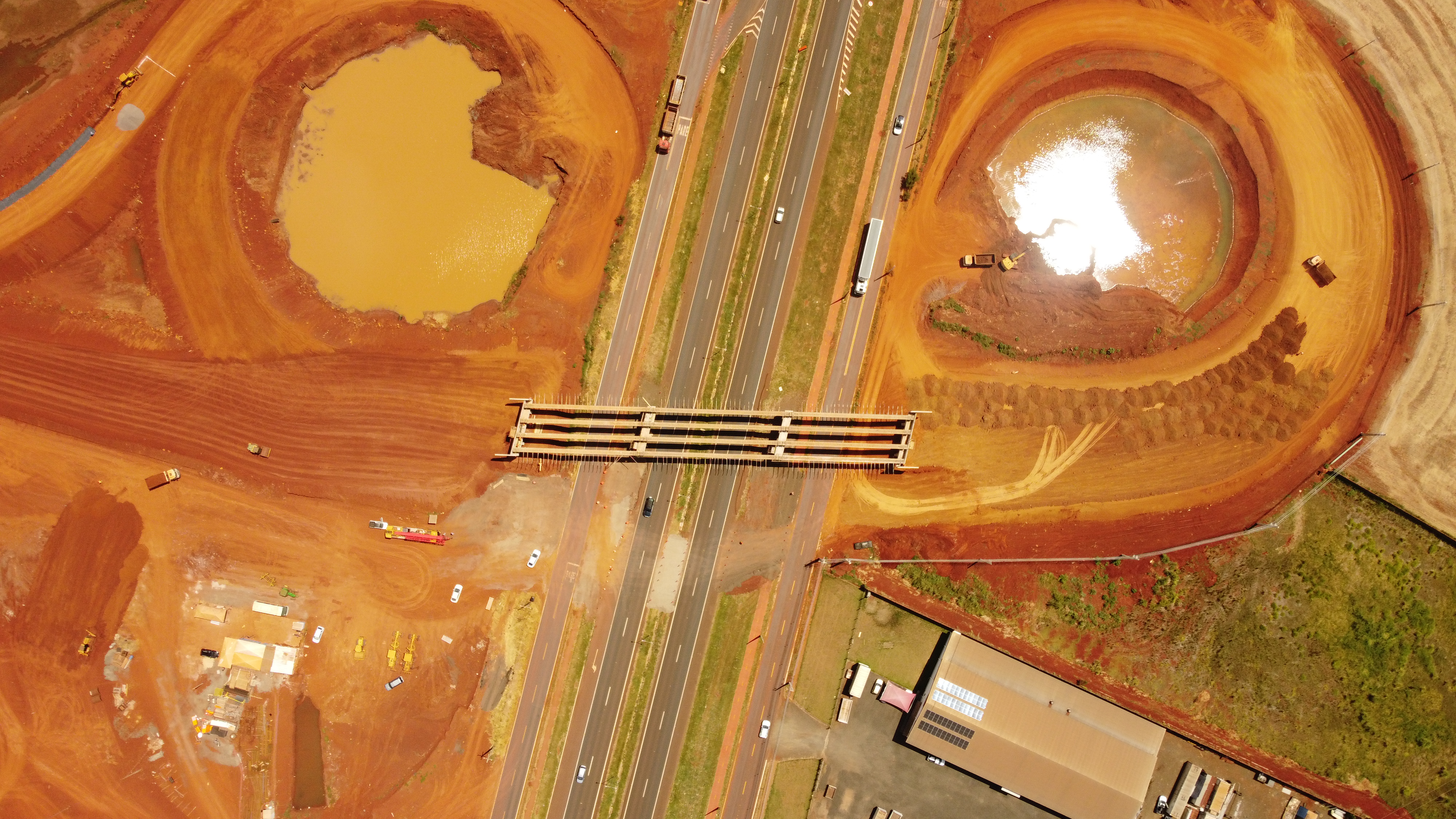 BR-277 novo viaduto após receber vigas longarinas