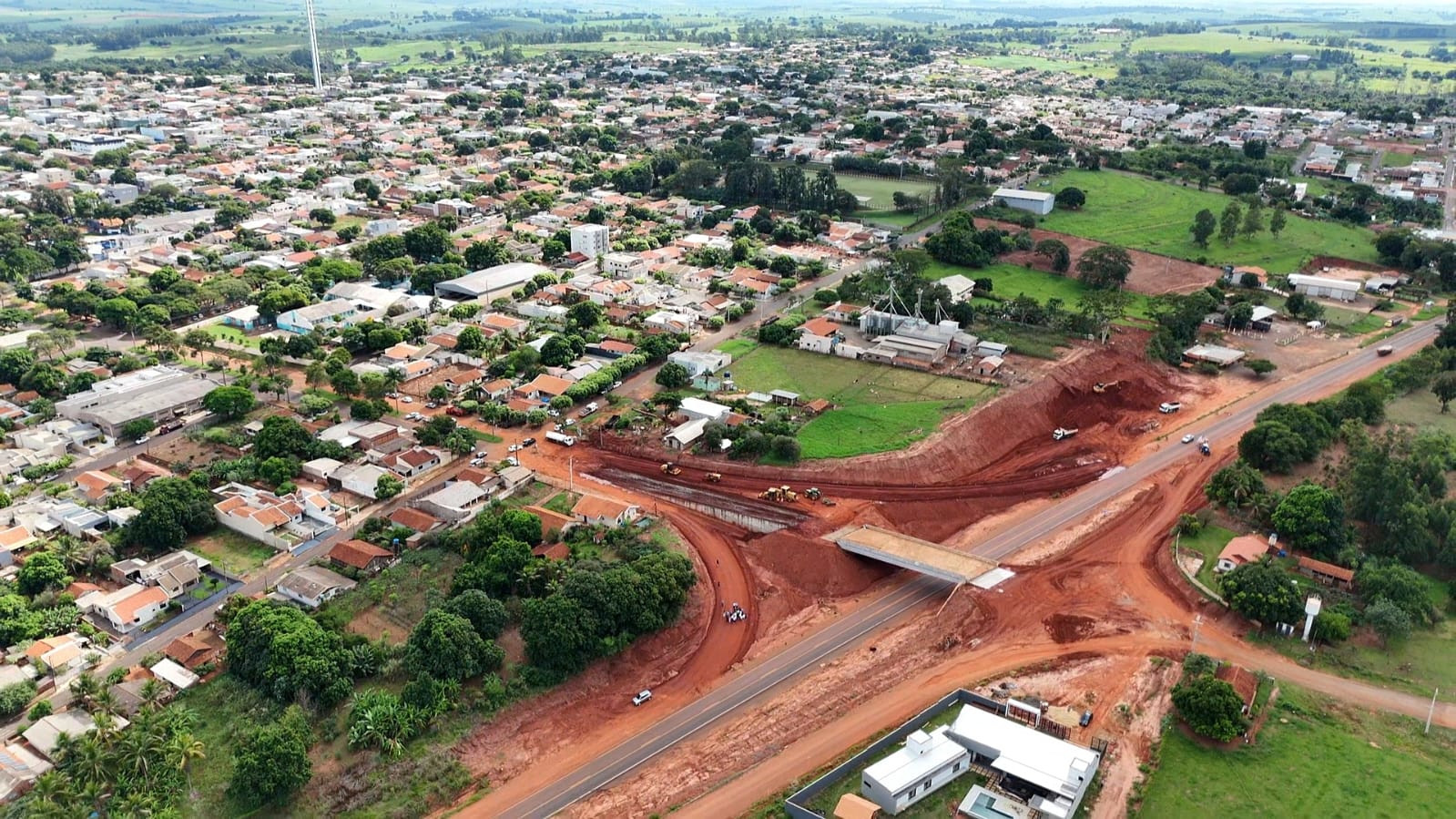 Acessos do viaduto de Iporã na PRC-272