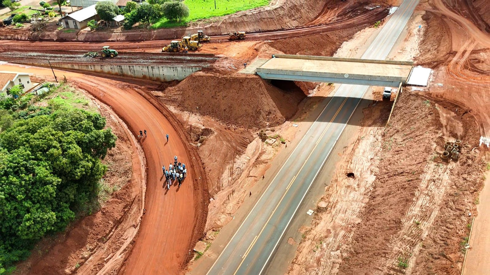 Acessos do viaduto de Iporã na PRC-272