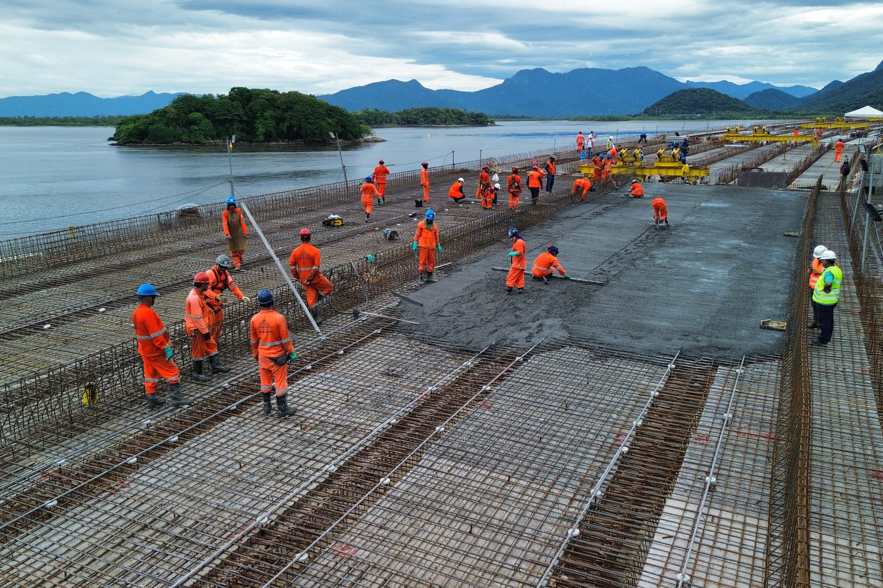 Concretagem do 2º vão do trecho pré-moldado
