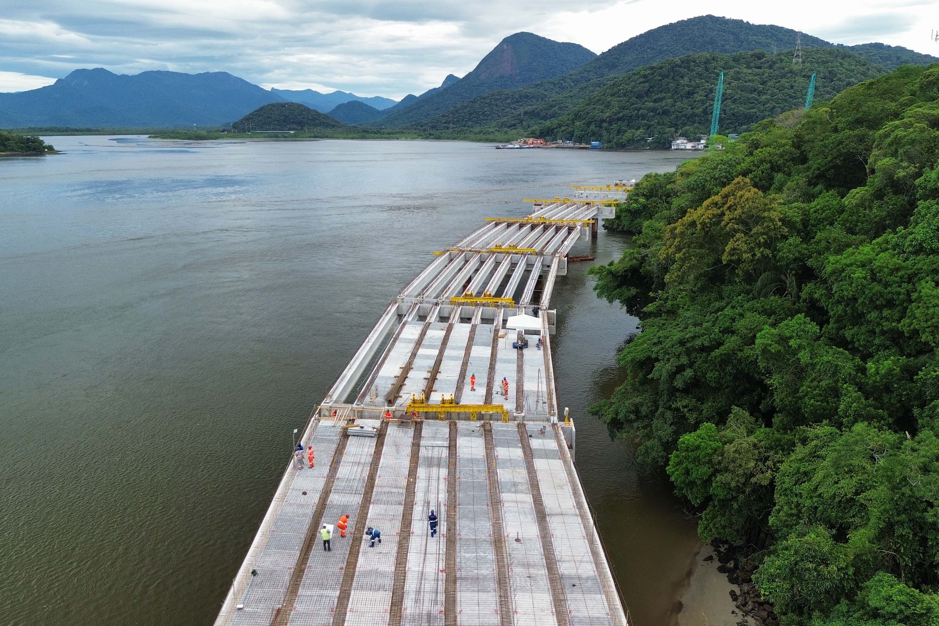 Lançamento da pré-laje que serve como forma para receber a concretagem