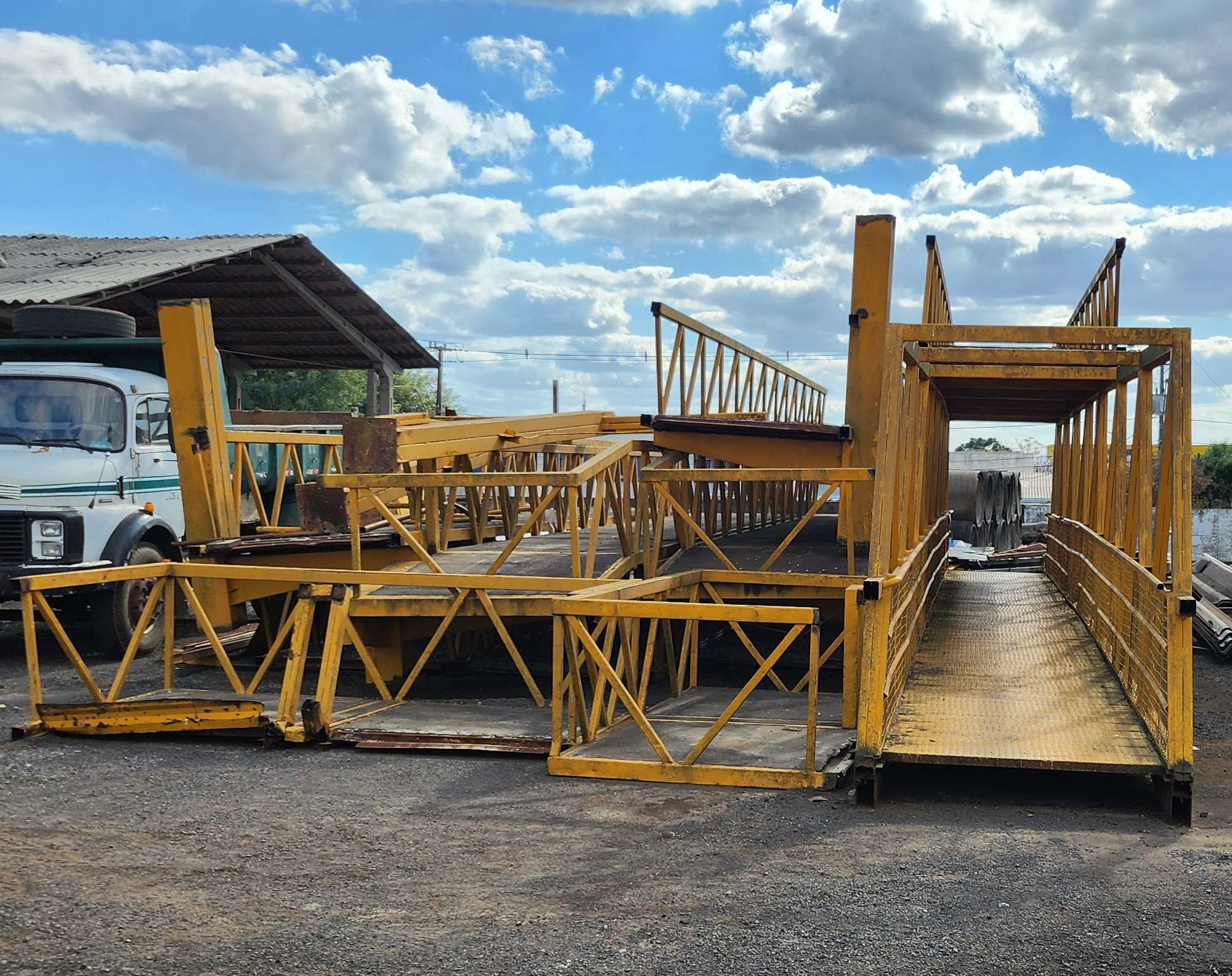 Passarela metálica no pátio do escritório do DER/PR em Guarapuava