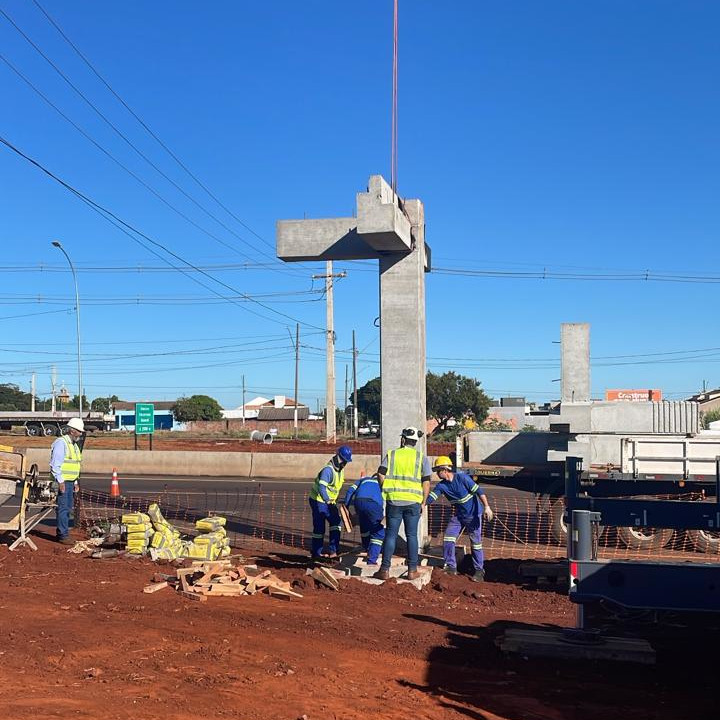 PR-317 lançamento de pilares da passarela um
