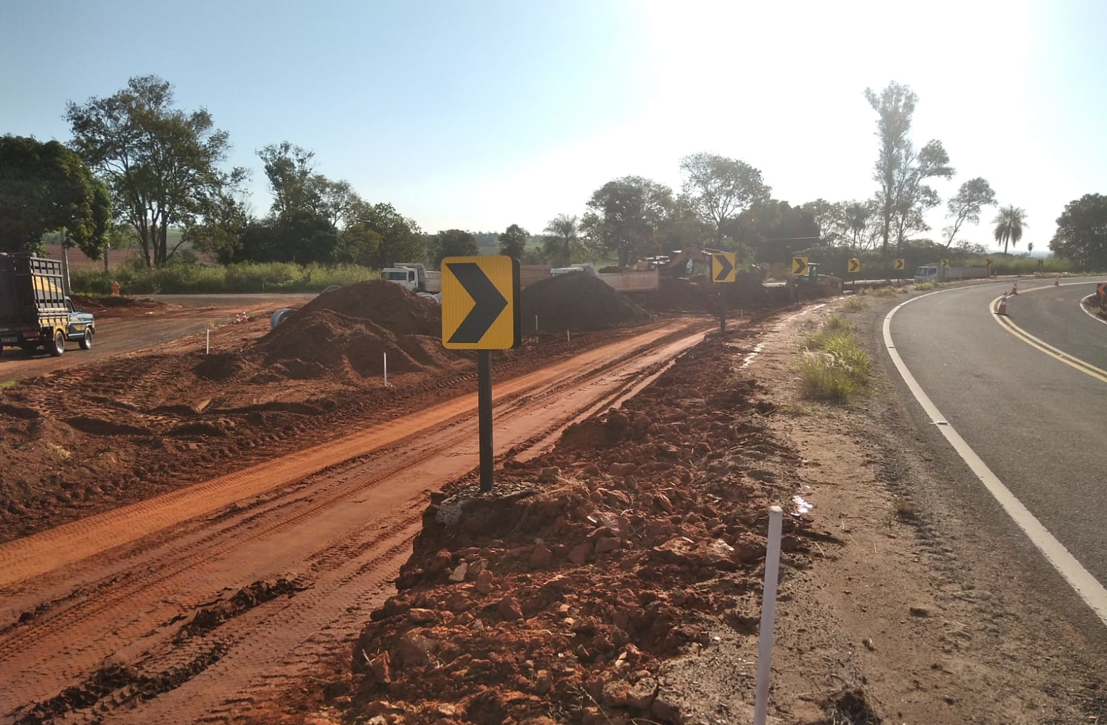Serviços do novo trevo rodoviário entre Porto Rico e São Pedro do Paraná