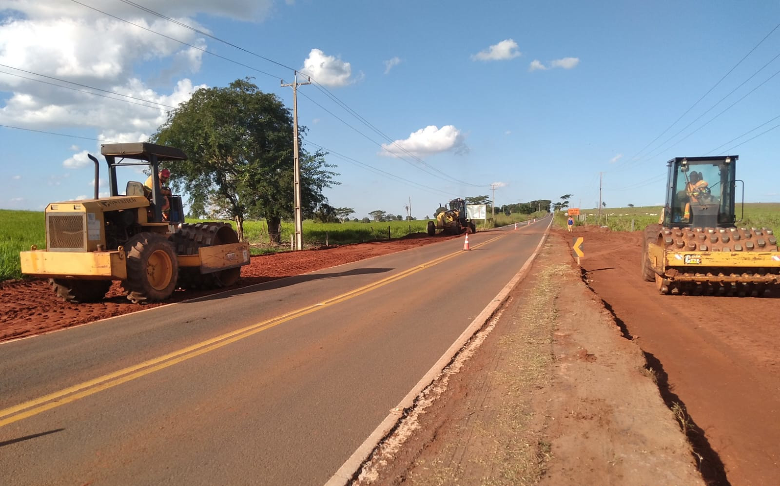 Serviços do novo trevo rodoviário entre Porto Rico e São Pedro do Paraná