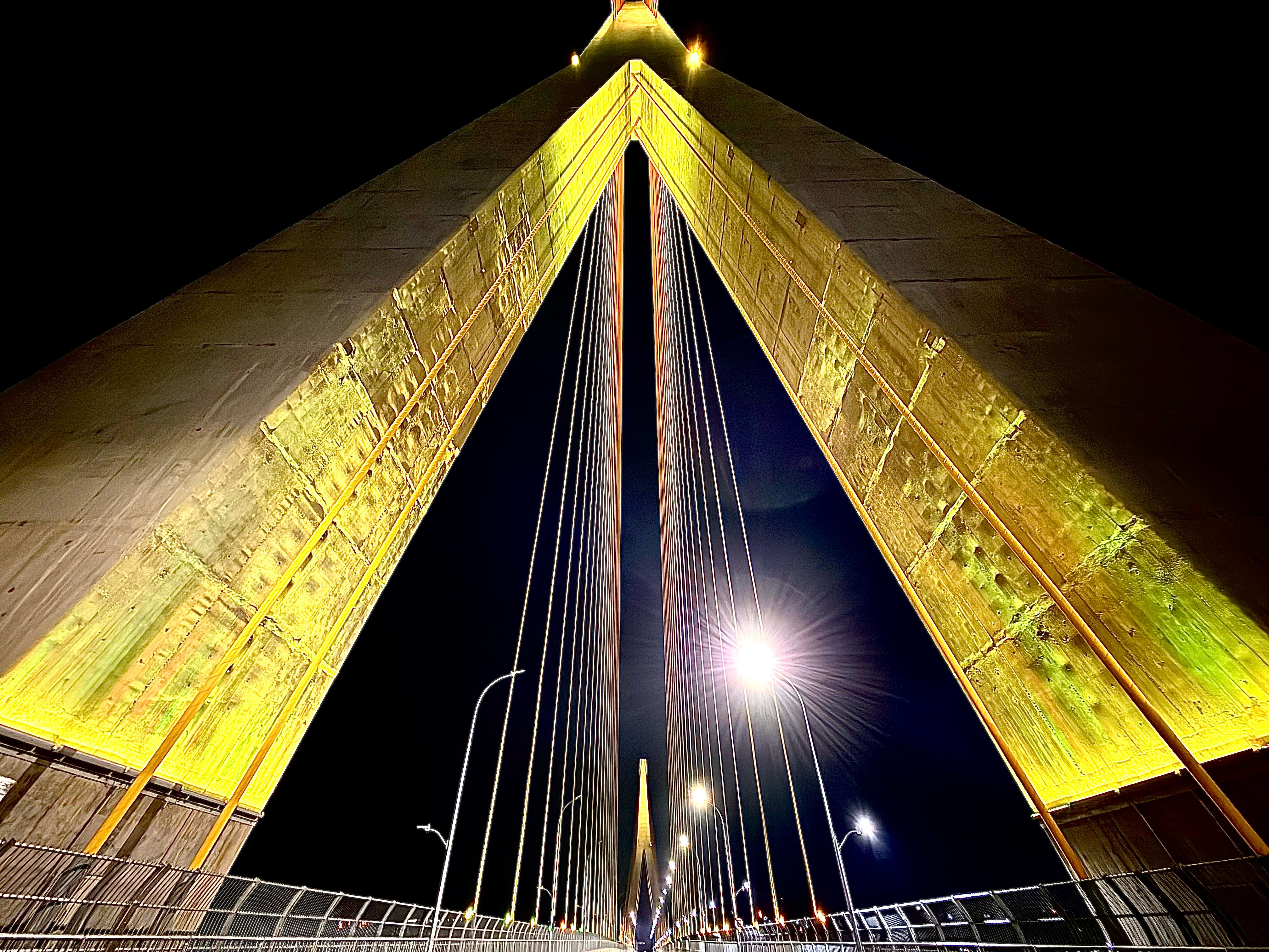 Ponte da Integração Brasil - Paraguai iluminada no Setembro Amarelo