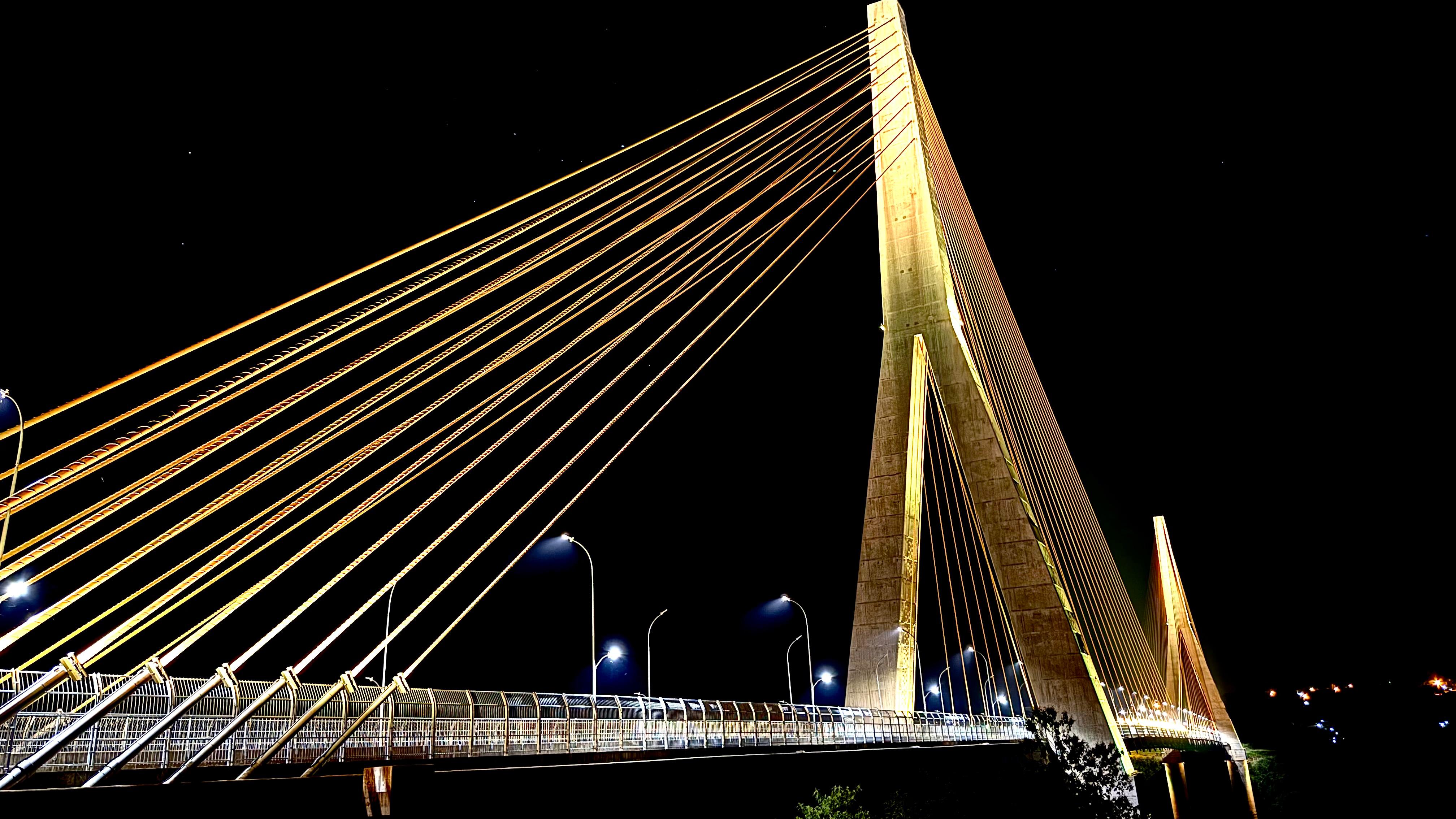Ponte da Integração Brasil - Paraguai iluminada no Setembro Amarelo