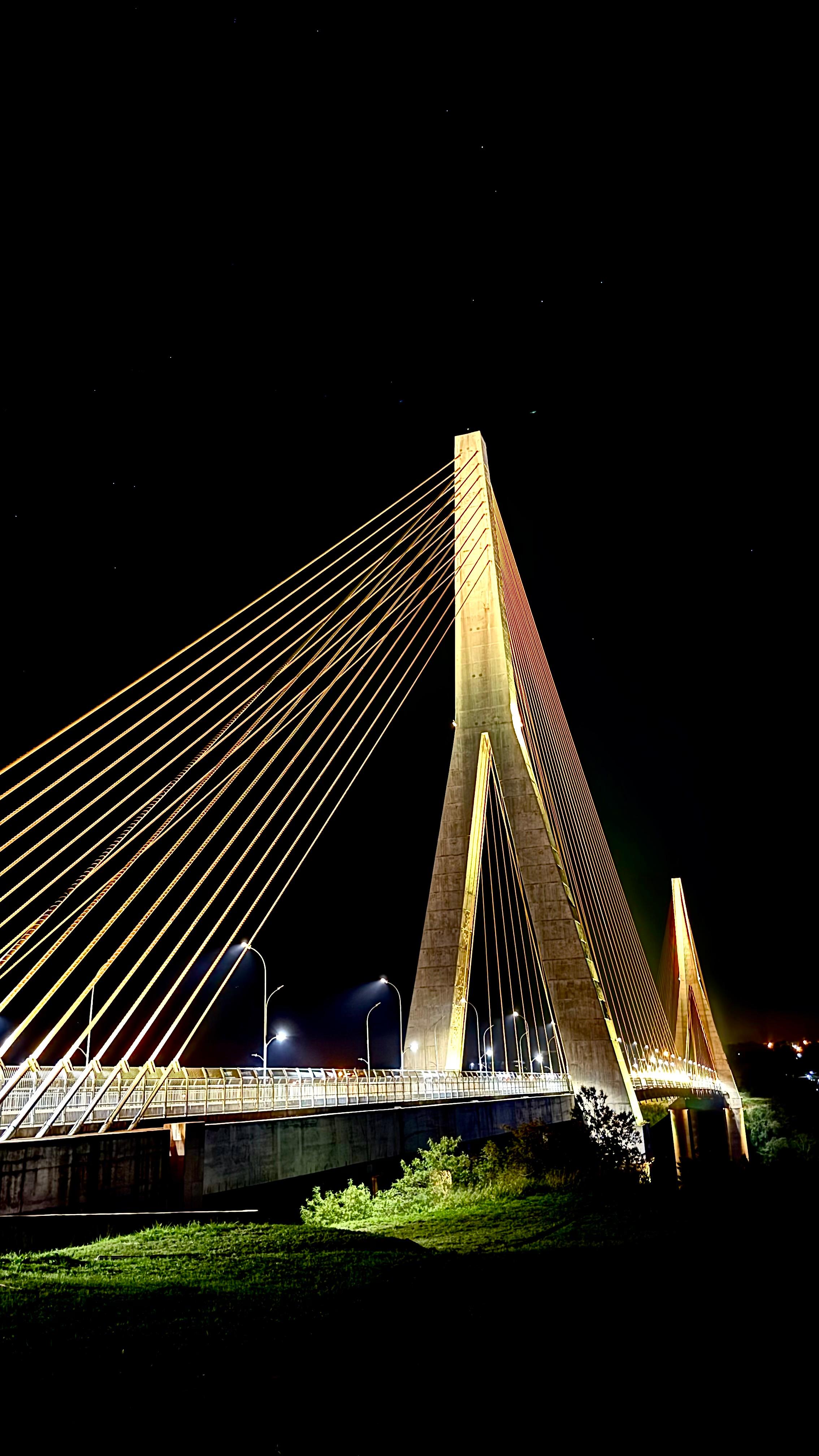 Ponte da Integração Brasil - Paraguai iluminada no Setembro Amarelo