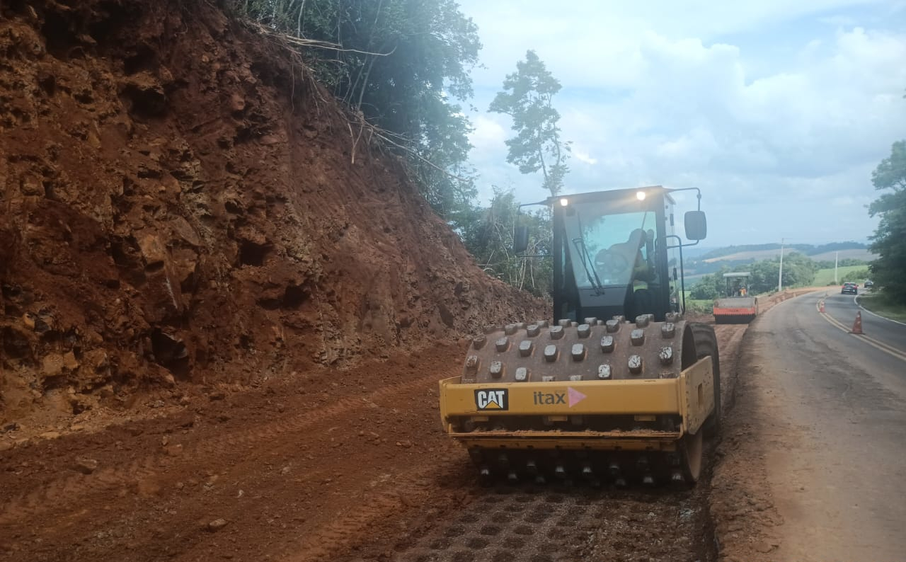 PR-180 serviços de terraplenagem entre Francisco Beltrão e Dois Vizinhos