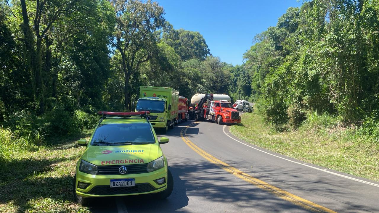 PR-182 em Salgado Filho retirada de caminhão