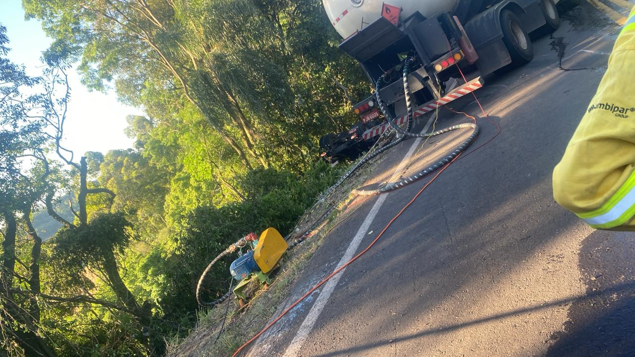 PR-182 em Salgado Filho retirada de caminhão