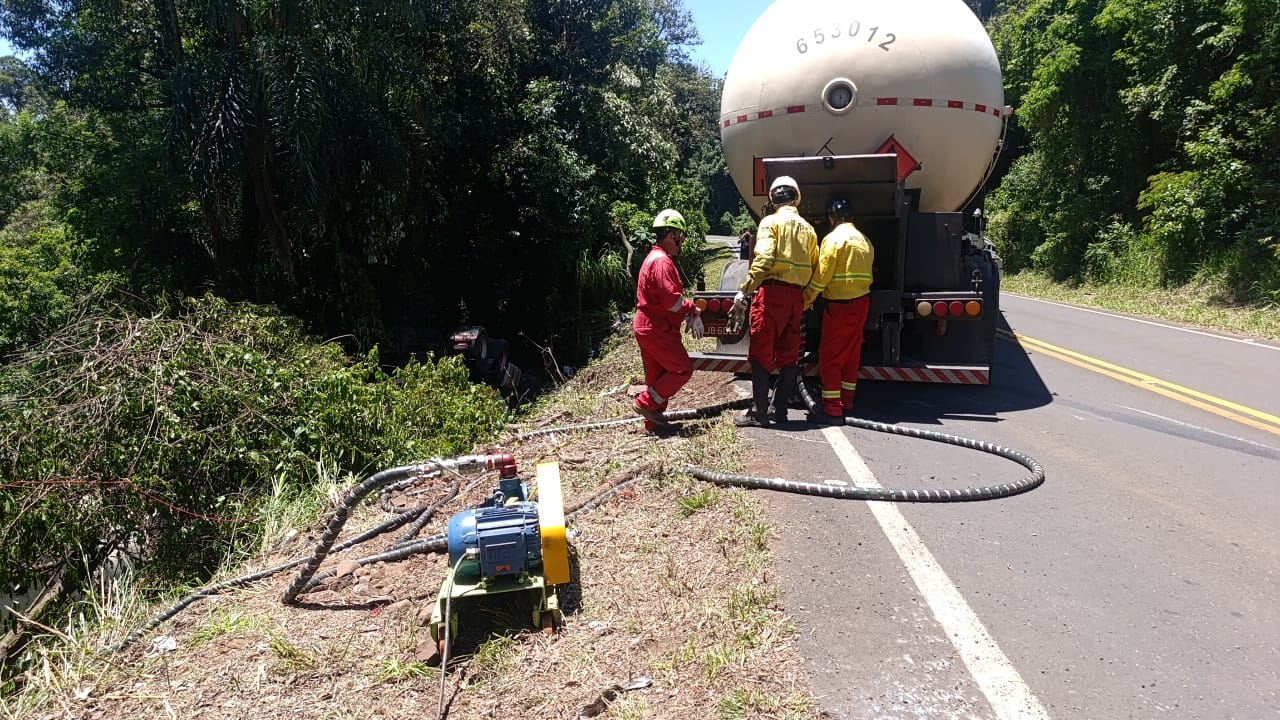 PR-182 em Salgado Filho retirada de caminhão