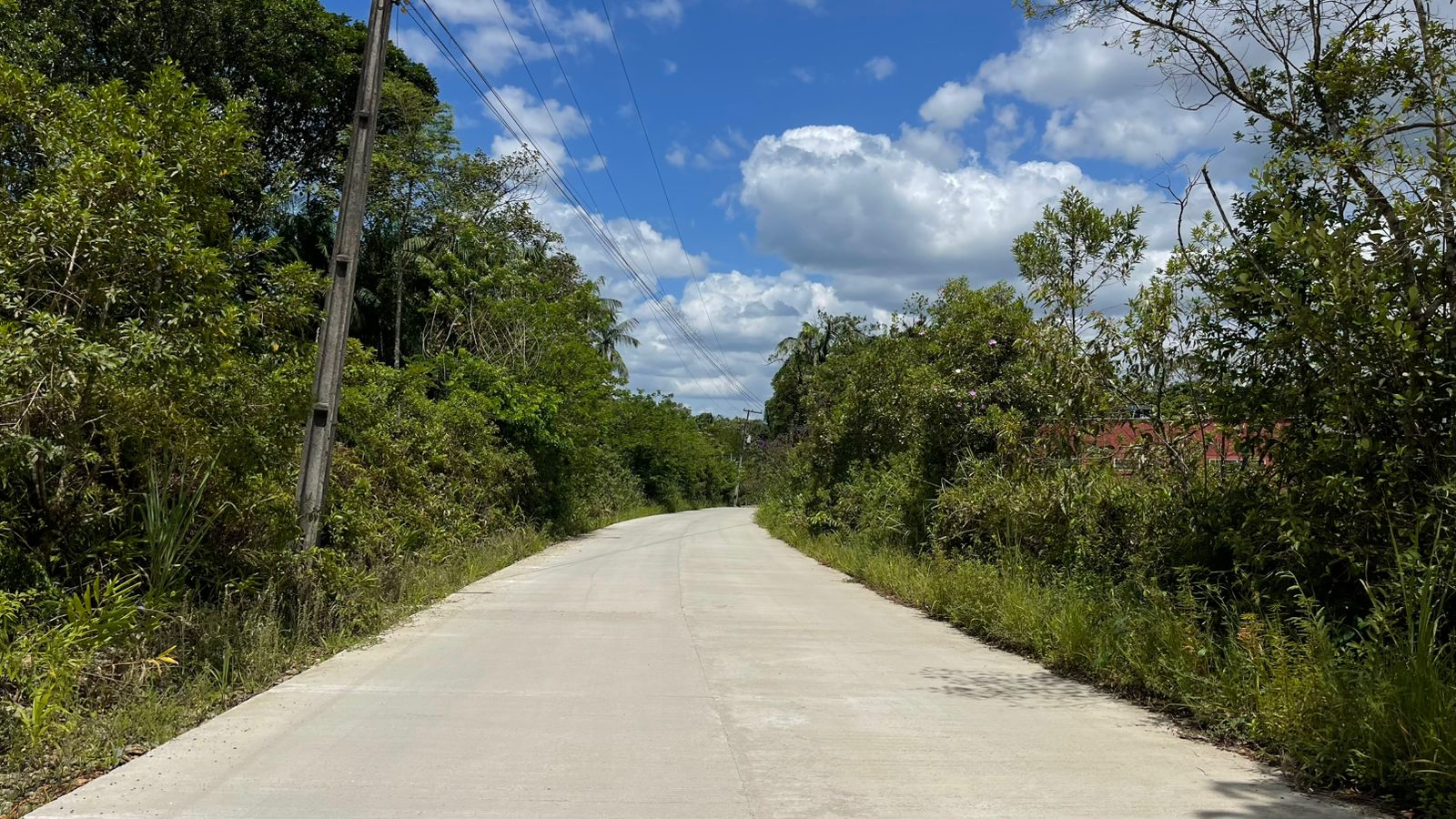 Pavimentação em concreto da Estrada da América em Morretes