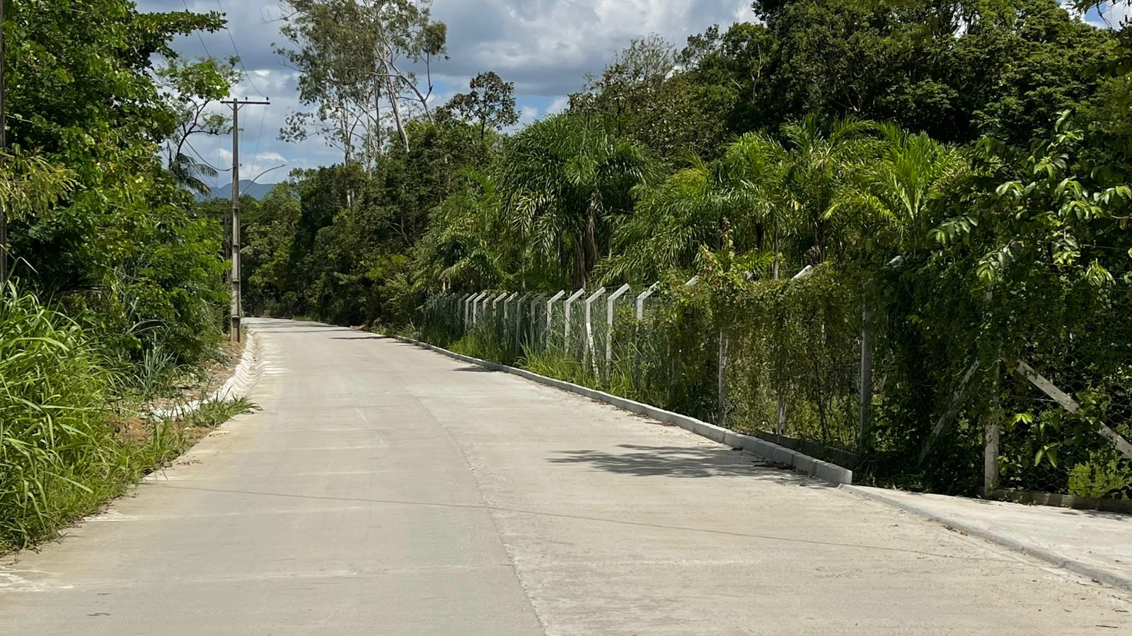 Pavimentação em concreto da Estrada da América em Morretes