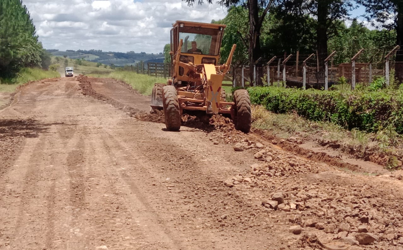 PR-151 entre Sengés e São José da Boa Vista, recebendo serviços de conservação de via não-pavimentada