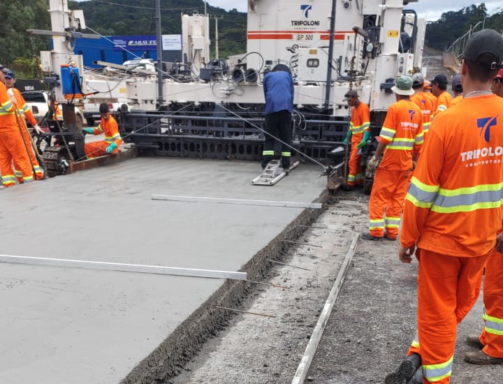 PRC-466 concretagem da pista em Pitanga