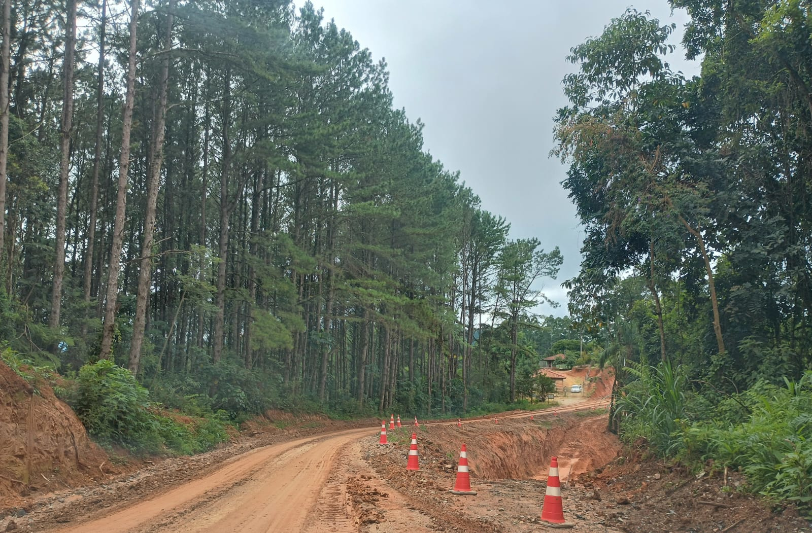 PR-092 em Doutor Ulysses obra de pavimentação