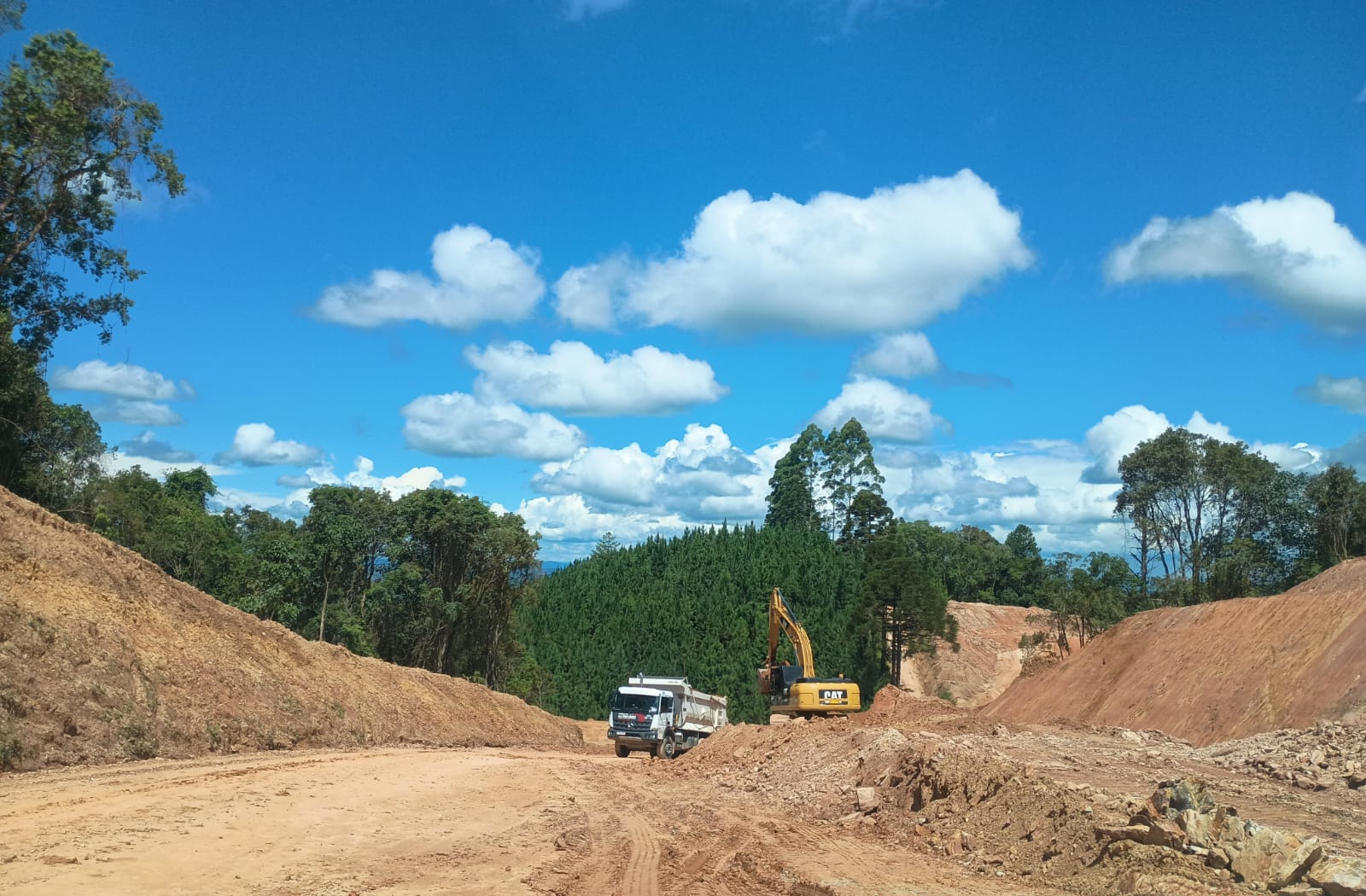 PR-092 em Doutor Ulysses obra de pavimentação