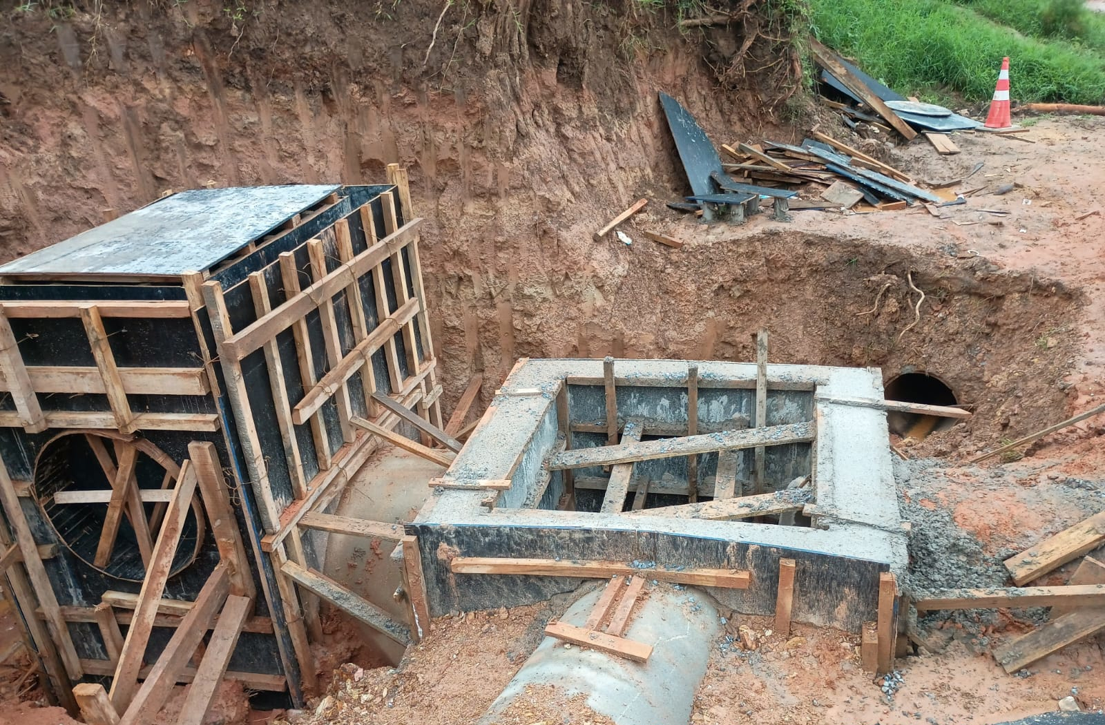 PR-092 em Doutor Ulysses obra de pavimentação