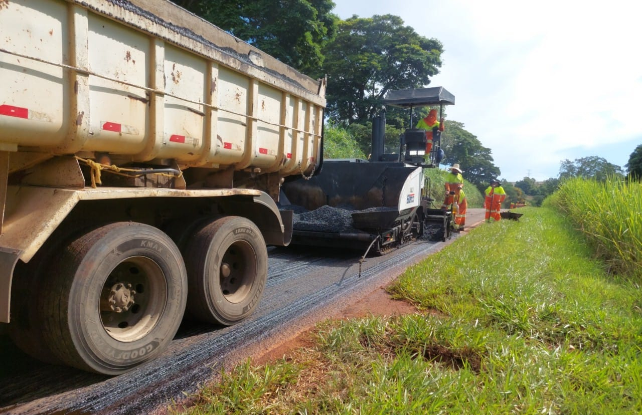 PR-439 conservação do pavimento entre Ribeirão do Pinhal e Santo Antônio da Platina