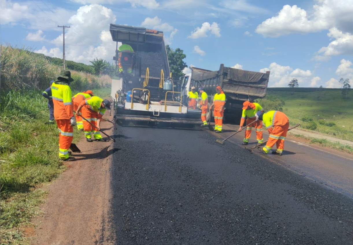 PR-439 conservação do pavimento entre Ribeirão do Pinhal e Santo Antônio da Platina