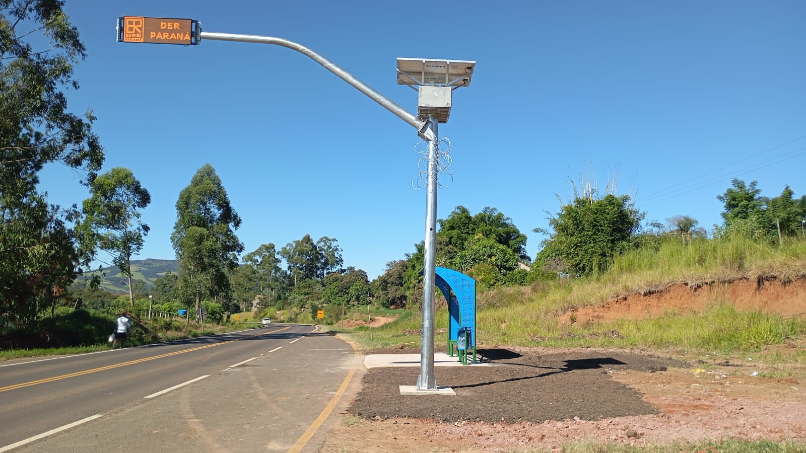 Novo abrigo para parada de ônibus na PRC-487 em Cândido de Abreu