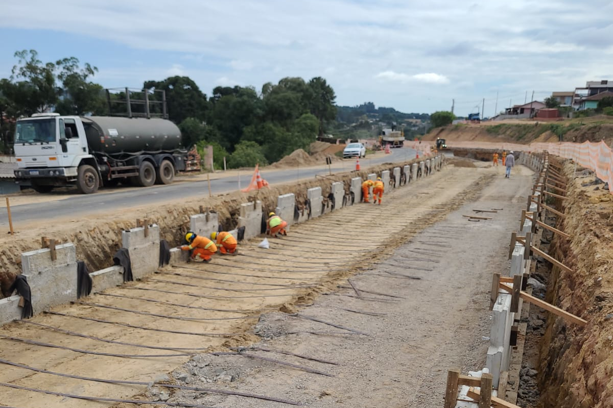 PR-151 entre Ponta Grossa e Palmeira - construção do viaduto