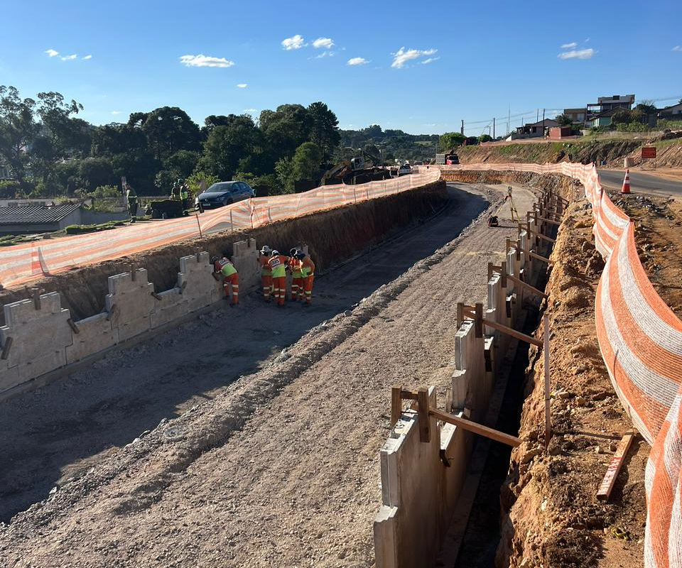 PR-151 entre Ponta Grossa e Palmeira - construção do viaduto