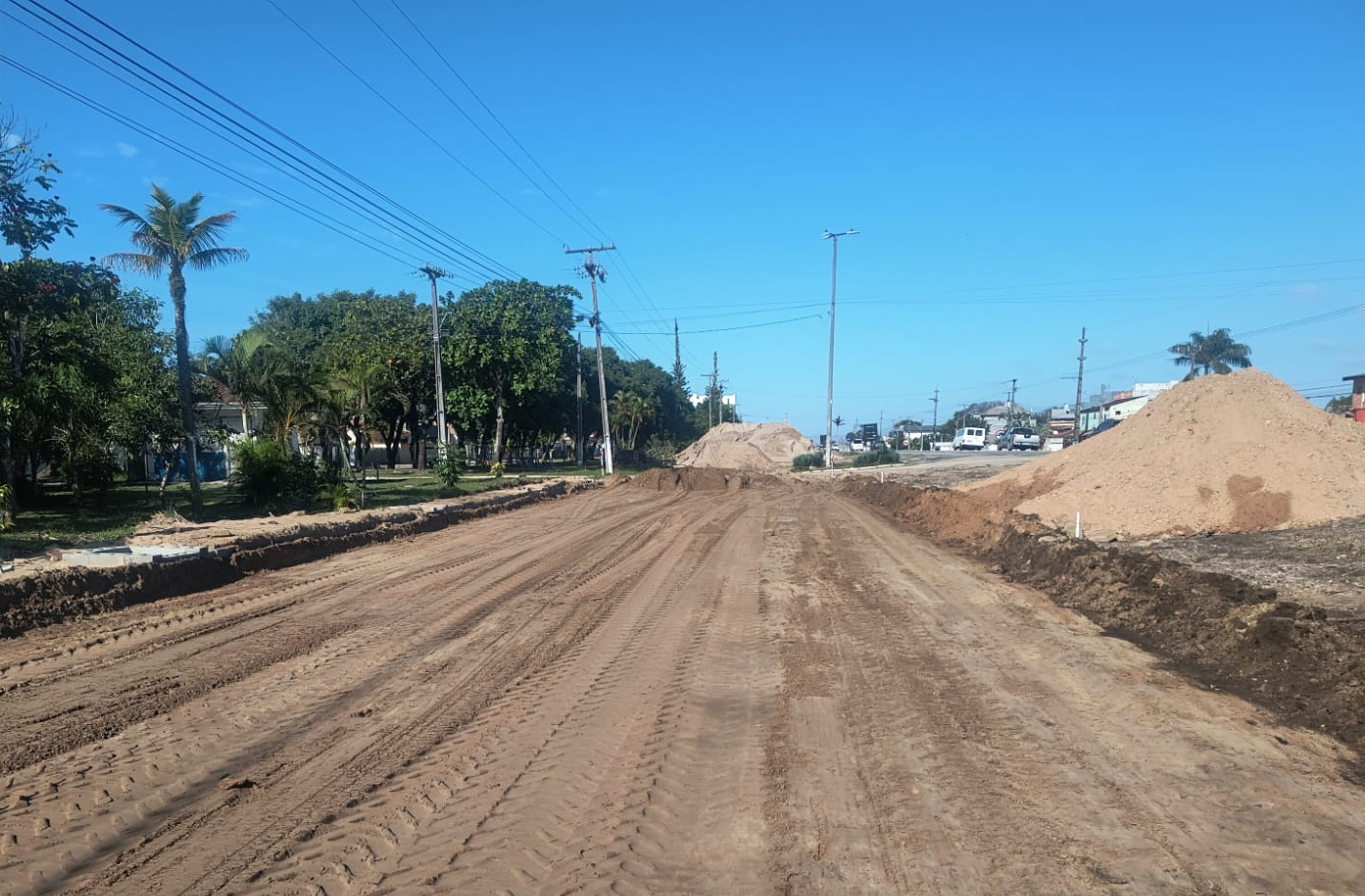 PR-412 duplicação entre Matinhos e Praia de Leste - regularização de subleito
