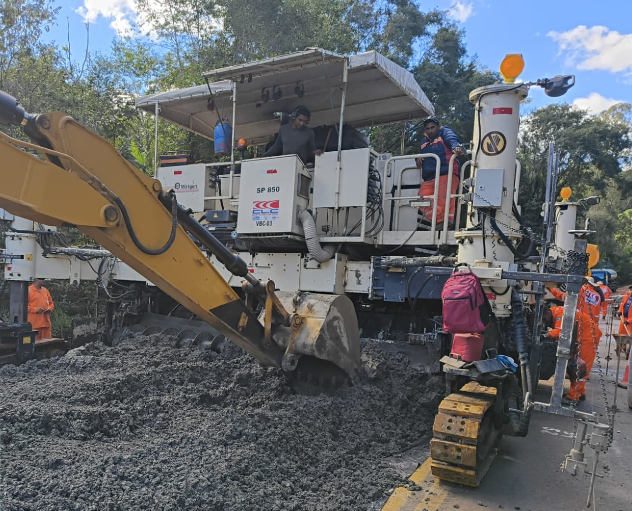 PR-460 e PRC-487 whitetopping Pitanga Nova Tebas - concretadora