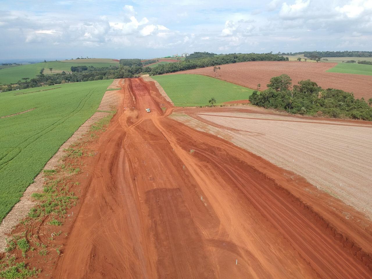 Departamento de Estradas de Rodagem do Paraná (DER-PR) está em processo de finalização do marco zero do Contorno de Pato Branco. O viaduto erguido sobre a BR-158 está 75% concluído e representa o início da obra, que irá desviar o tráfego de veículos de grande porte da cidade para a PR-493. O término da obra viária na região sudoeste do Estado está previsto para o final de 2019. -  pato branco, 04/04/2019  -  Foto: Divulgação Prefeitura de Pato Branco