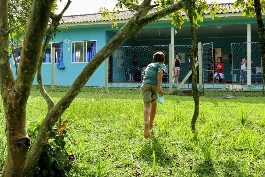 Os Portos do Paraná deram início ao primeiro módulo do Programa de Educação Ambiental de 2019. As atividades com as crianças da rede municipal de 12 comunidades do entorno começaram este mês e serão realizadas a cada bimestre, até novembro. No total, são quase 300 alunos, de 1º a 5º anos, que participam das aulas e momentos lúdicos preparados pelos profissionais. Foto: Claudio Neves/APPA