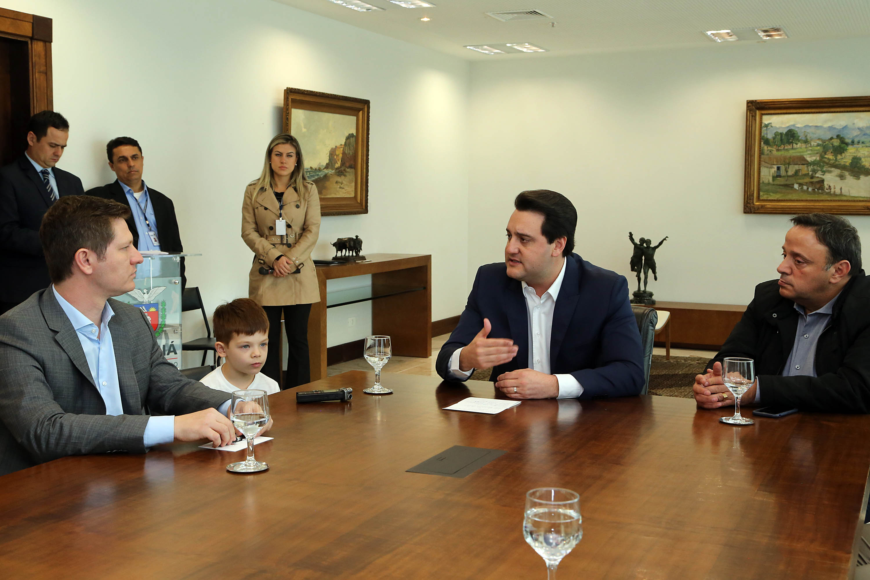 O governador Carlos Massa Ratinho Junior autorizou nesta segunda-feira (22) o repasse de R$ 4 milhões para o recape da Rua Marechal Deodoro da Fonseca, em União da Vitória, no Sul do Estado. A via é uma das mais importantes do município e atravessa quatro bairros, além de fazer a ligação da região Sul com o Sudoeste paranaense e também com Santa Catarina.Foto: Gilson Abreu /ANPr