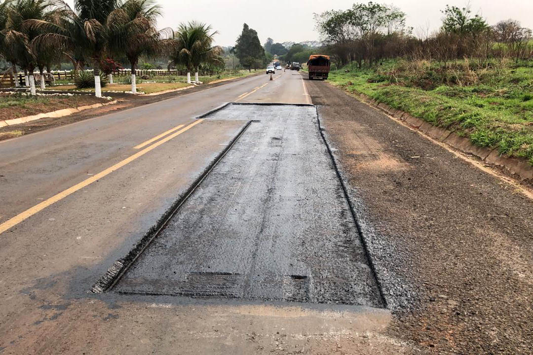 A PR-463, no trecho entre Uniflor, no Norte Central, e Paranacity, na região Noroeste, está recebendo remendos superficiais. Eles incluem a fresagem, que é a retirada da camada superior do pavimento, seguida pela aplicação de Concreto Betuminoso Usinado a Quente (CBUQ) e a compactação deste material. Foto: Divulgação/DER