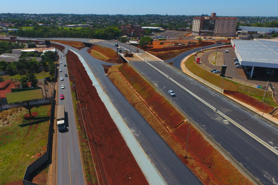 As obras de adequação do cruzamento entre a BR-277 e a Avenida Costa e Silva, em Foz do Iguaçu, que incluem a construção de um novo viaduto, estão quase concluídas. Prevista para ser finalizada em abril de 2020, a obra deve ser entregue nas próximas semanas.Foto: Divulgação/SEIL